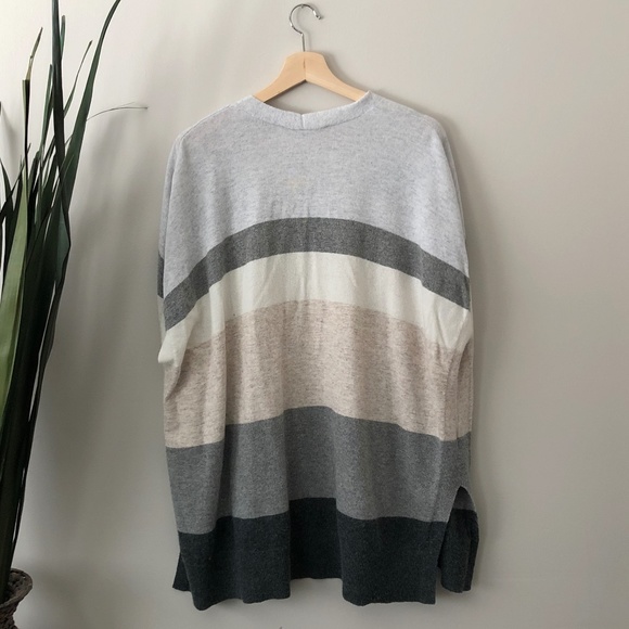 🌸 3/$25 LOFT | Grey Colourblock Open Poncho Sweater - Picture 5 of 7